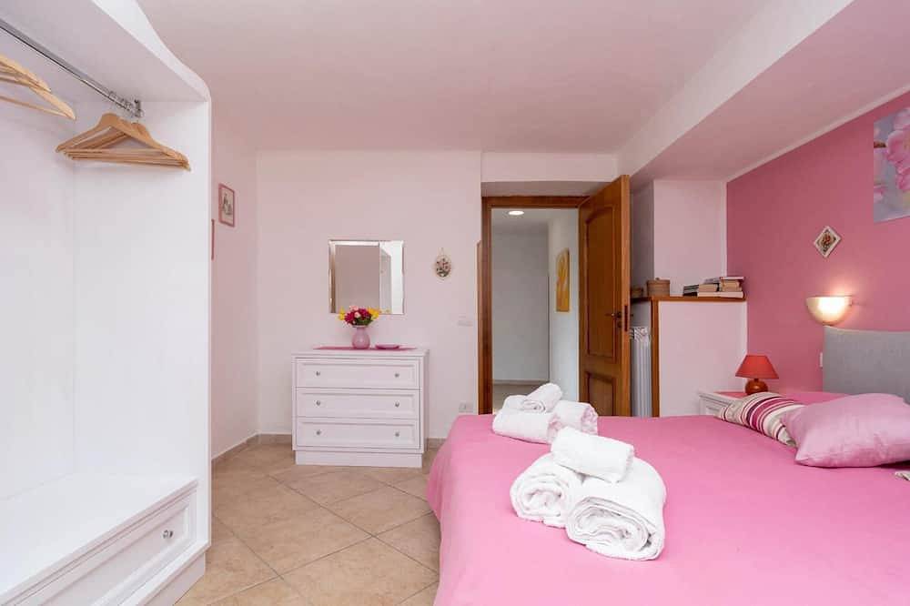 Entire apartment, Apartment 100 Sqm with lovely outdoor patio in Sorrento Coast in Sorrento, Sorrentine Peninsula
