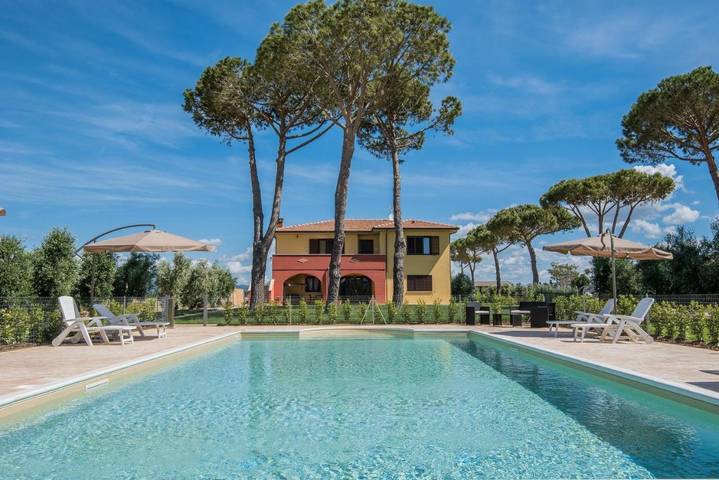Agriturismo per 5 persone, con giardino e piscina nonché panorama, con animali domestici in Piombino