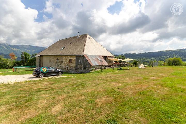 Gîte pour 4 personnes, avec terrasse à Les Déserts