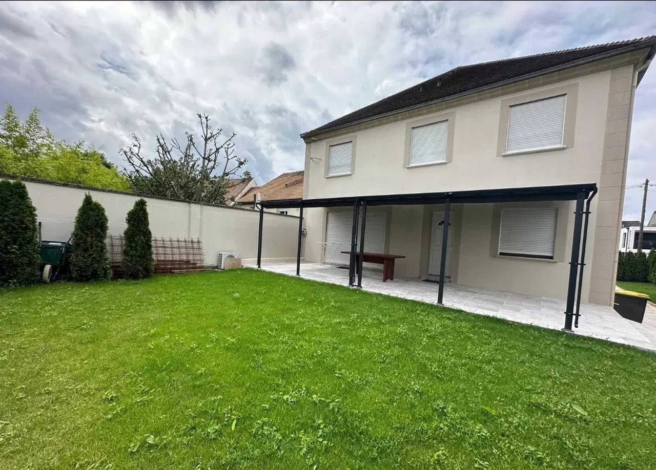 Maison spacieuse avec terrasse à Pontault-Combault in Pontault-Combault, Seine-et-Marne