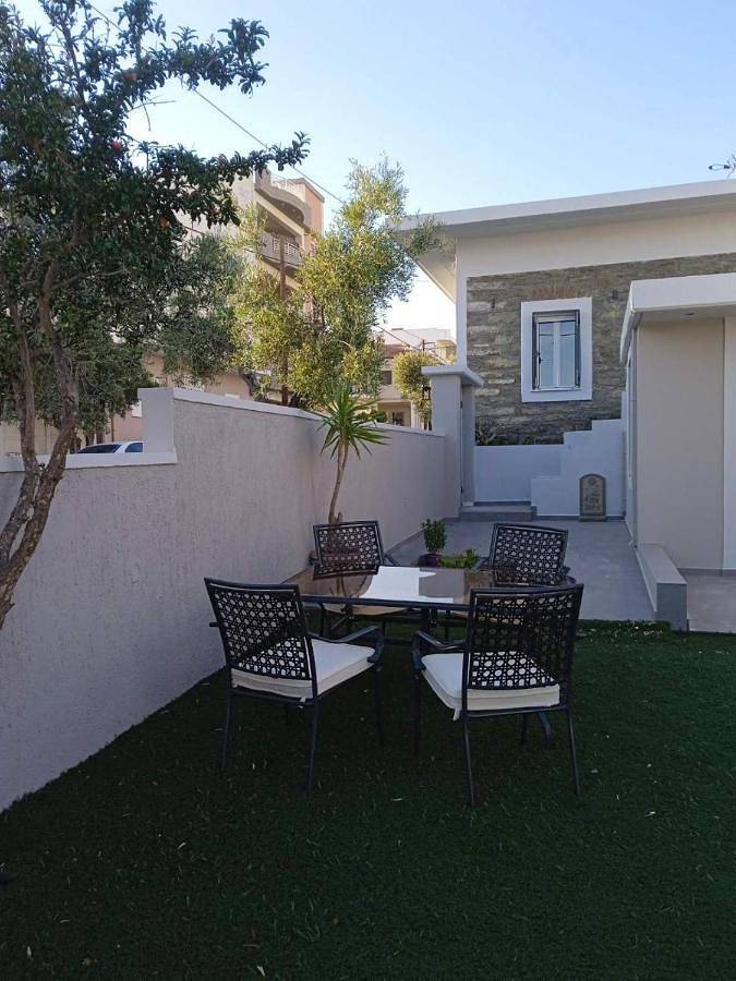 Location de vacances pour 2 personnes, avec vue et jardin dans Carystos