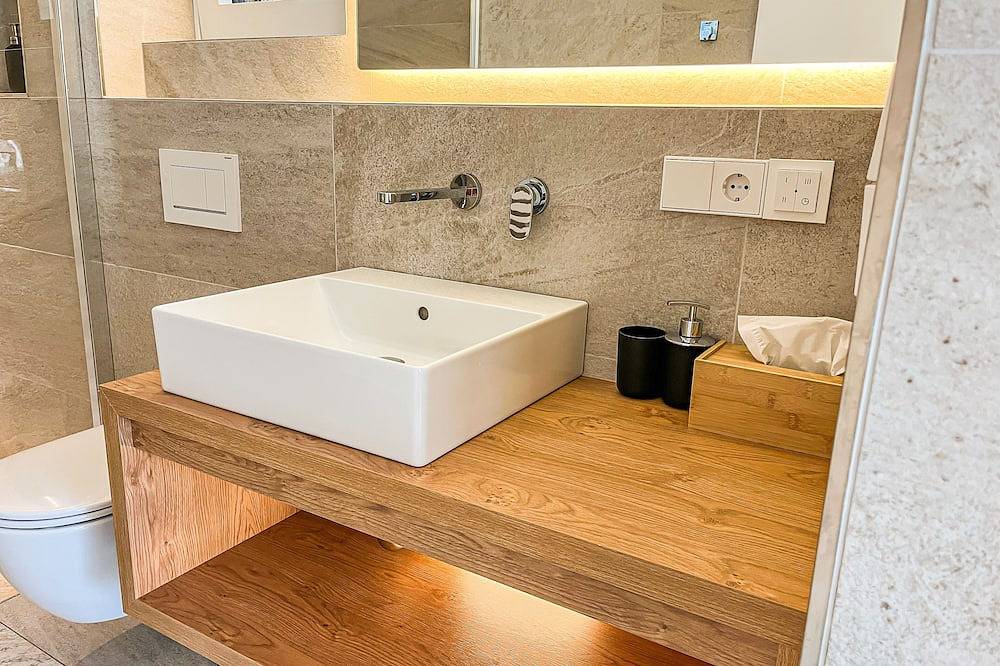 Appartamento intero, Modern, luxury, private entrance, garden, terrace, and stunning mountain views. in Millan, Bressanone