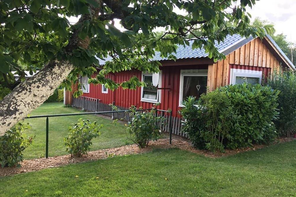 Idyllisches Ferienhaus abseits vom Großstadtlärm direkt am  Müritzarm in Priborn, Müritz