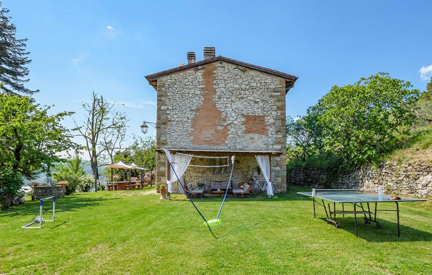 Rückzugsort am Fluss mit Garten und Parkplatz, in der Nähe des Sees in Pieve Santo Stefano, Valtiberina