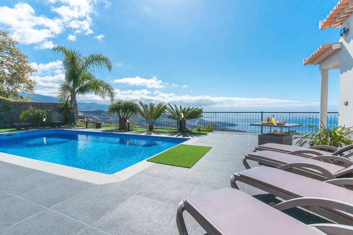 Location de vacances pour 6 personnes, avec Vue sur l’océan et Balcon ainsi que Terrasse et Jardin à Câmara de Lobos