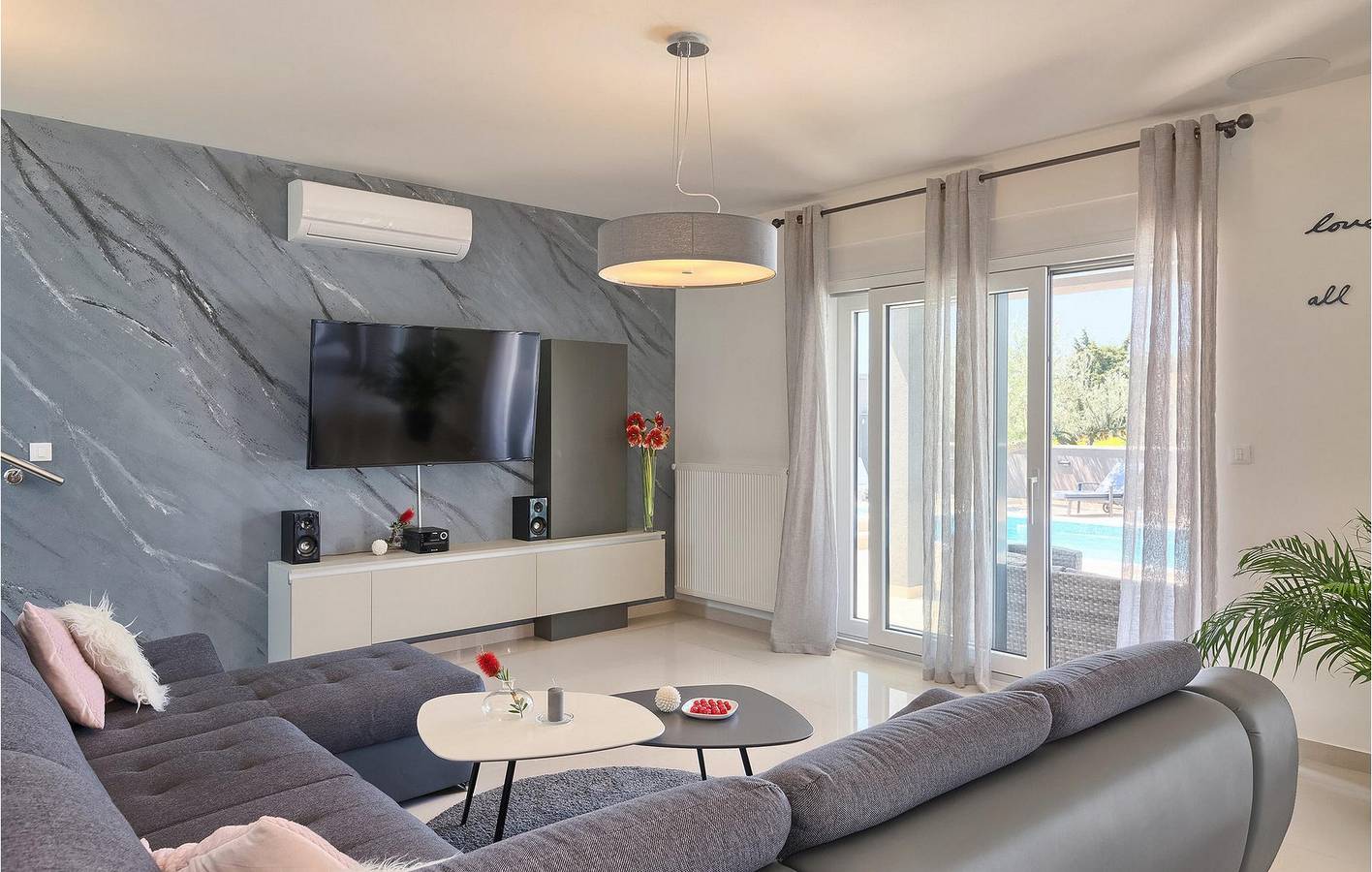 Moderne 2-Zimmer-Wohnung mit Pool, Parkplatz und 2 km Entfernung zum Flughafen Pula in Pula-Medulin, Pula