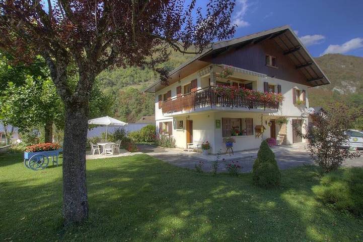 Location de vacances pour 4 personnes, avec jardin à Chézery-Forens