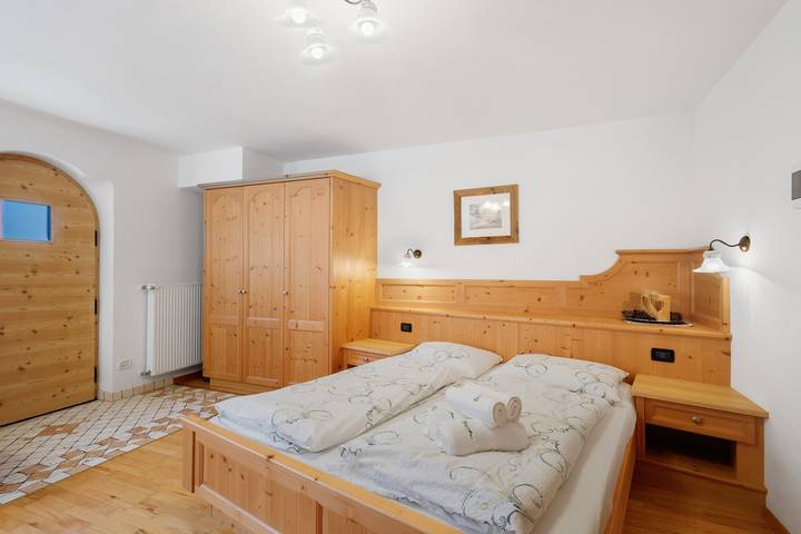 Hel lägenhet, Apartment "Ciasa Mirio Sass" with Mountain View, Wi-Fi & Garden in Rumestluns, Wengen (Italia)