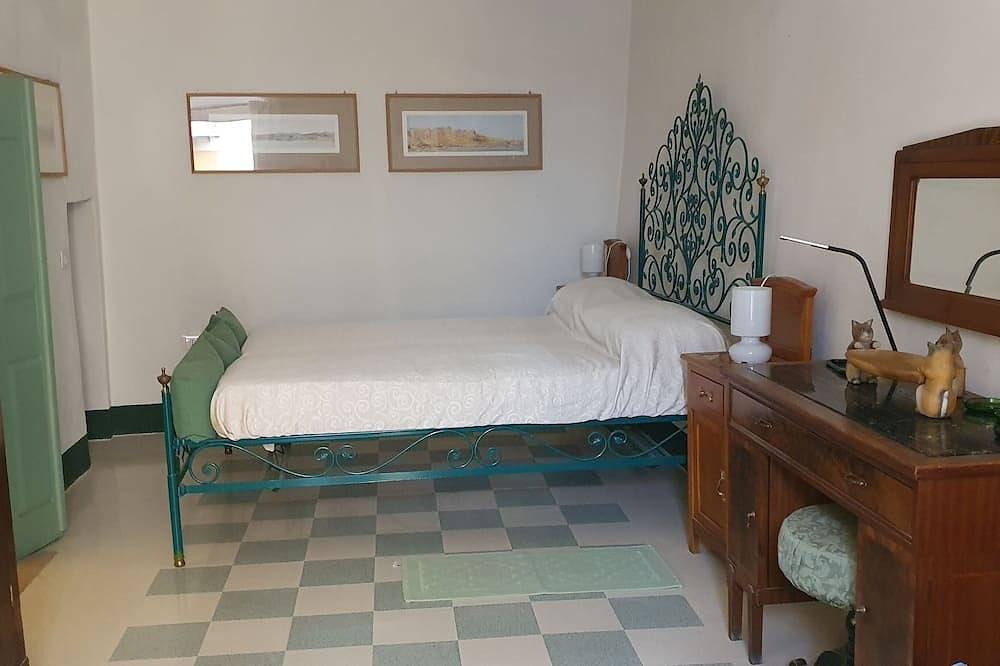 Detached house with large equipped terrace, pets welcome in Bosa, Planargia