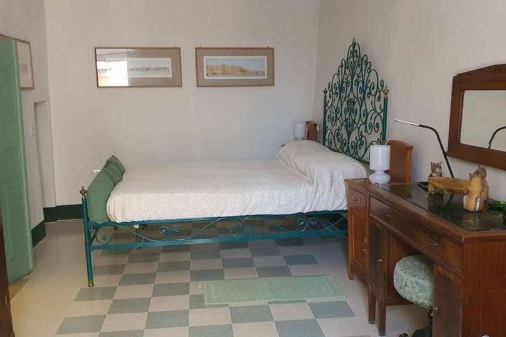 Casa indipendente con ampio terrazzo attrezzato animali domestici sono benvenuti in Bosa, Planargia
