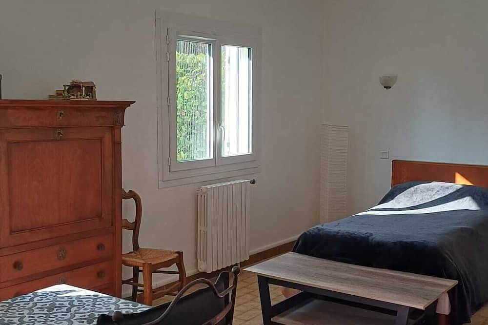 House close to the historic center, able to accommodate 6 adults in comfort, in Villeneuve-lès-Avignon, Nimes region
