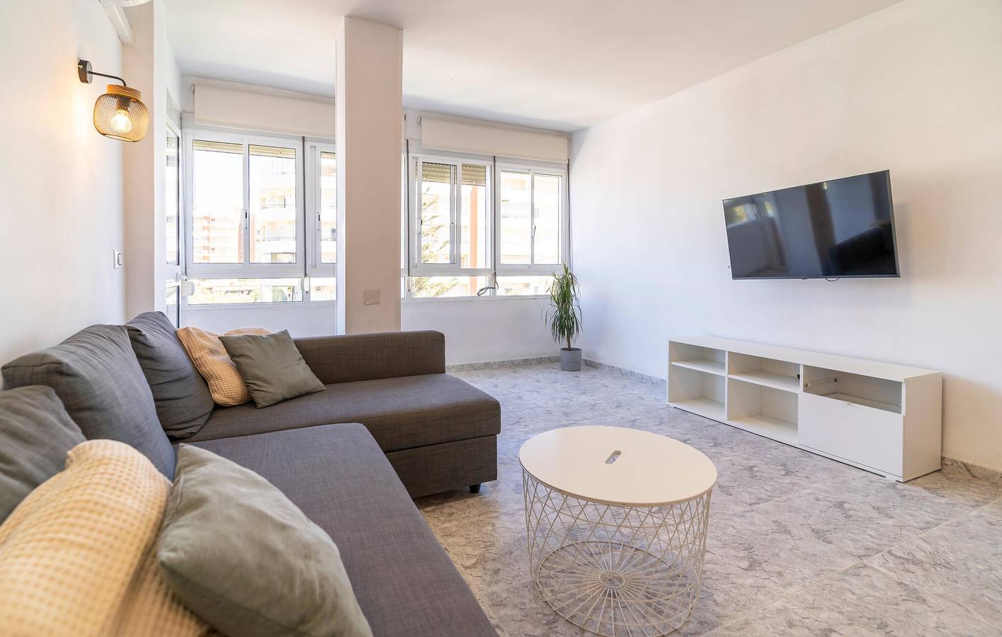 Apartamento vacacional entero, Apartamento junto a la playa con Wi-Fi, aire acondicionado, piscina y cocina - 2,5 km de la Playa de los Boliches in Fuengirola, Costa del Sol