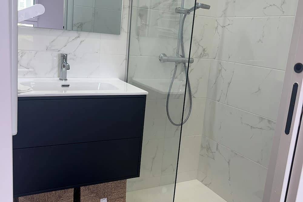 Entire apartment, New 2-person apartment with streetcar access to the 24h Le Mans racetrack in Le Mans, Sarthe