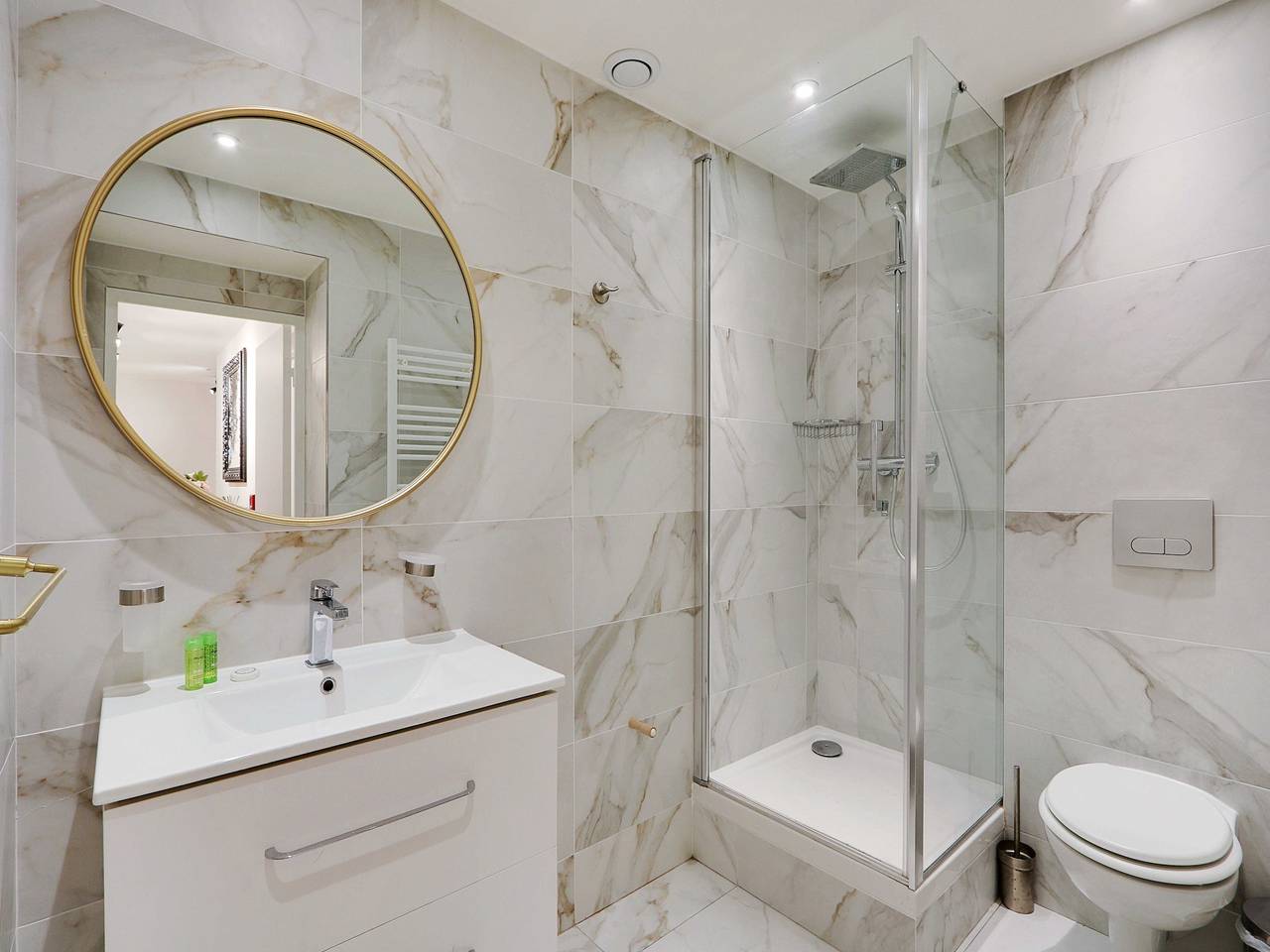 Apartamento inteiro, Apartamentos para Temporada para 6 pessoas com jacuzzi in Paris, Ilha de França