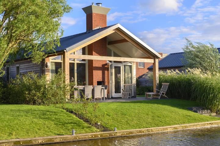 Bungalow voor 6 personen, met uitzicht op het meer en tuin in Friesland