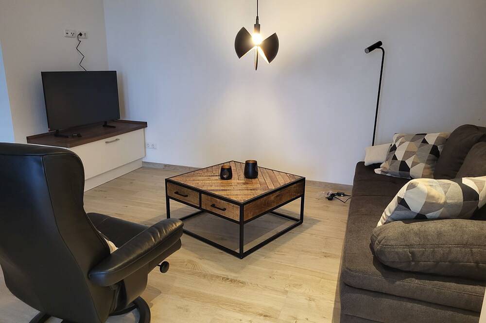 Ganze Wohnung, Moderne, helle Ferienwohnung mit Terrasse, Sauna & Alpakas - Entspannung pur! in Bissendorf, Wiehengebirge