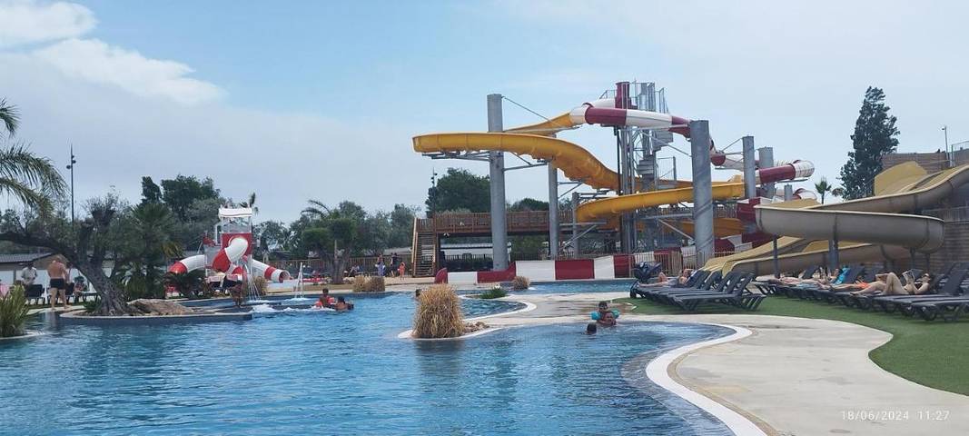 Camping pour 6 personnes, avec terrasse ainsi que piscine et bassin pour enfant, animaux acceptés