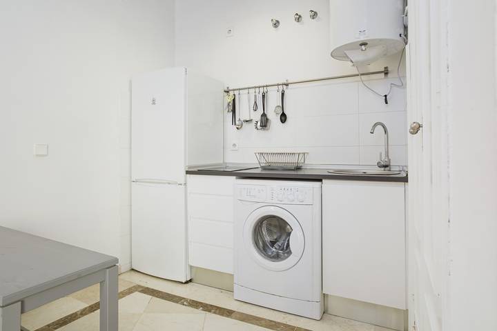 Apartamento entero, Apartamento 'Sevilla Centro Con Piscina' con piscina compartida, Wi-Fi y aire acondicionado. in Casco Antiguo, Sevilla