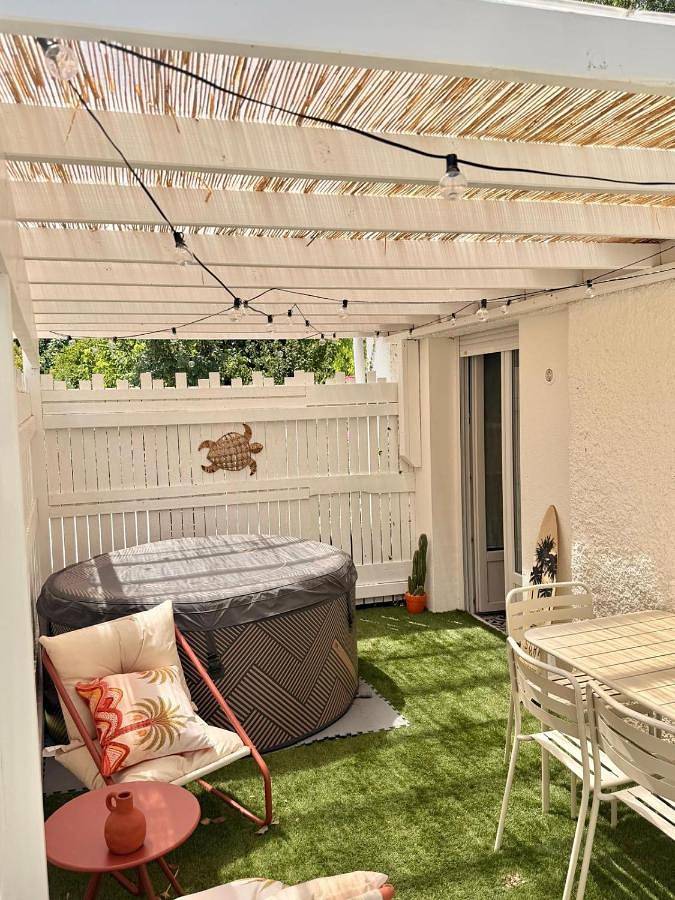 Location de vacances pour 4 personnes, avec Balcon et Jacuzzi ainsi que Terrasse et Jardin à Saint-Sulpice-et-Cameyrac
