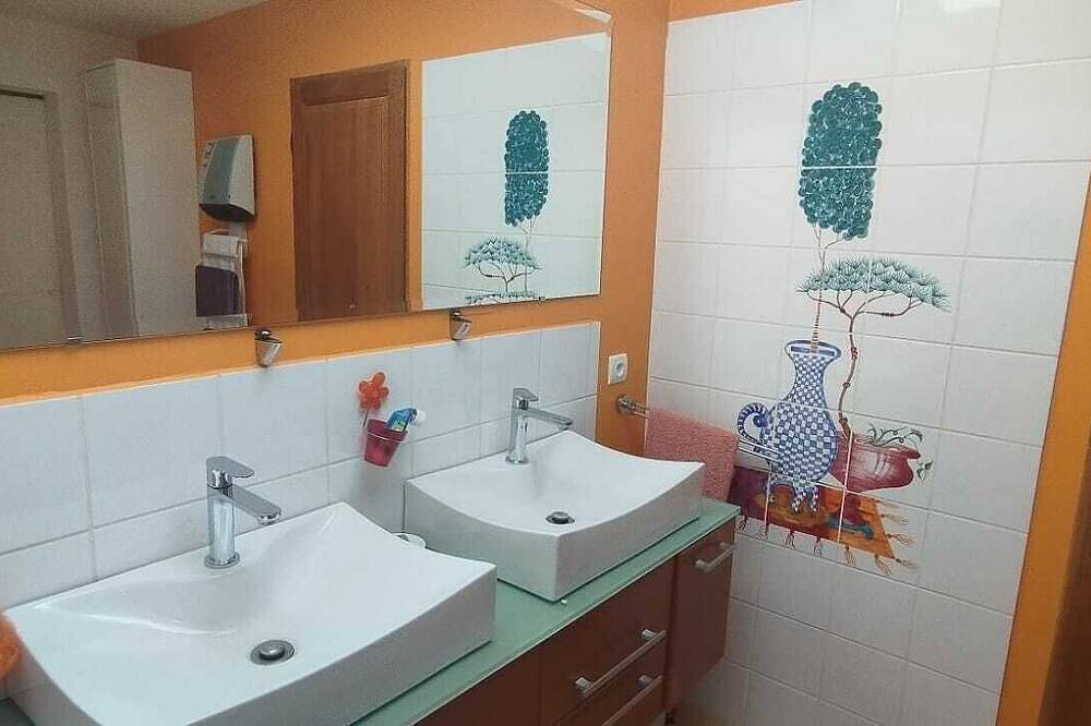 Large villa on beautiful wooded grounds in Entraigues-sur-la-Sorgue, Vaucluse