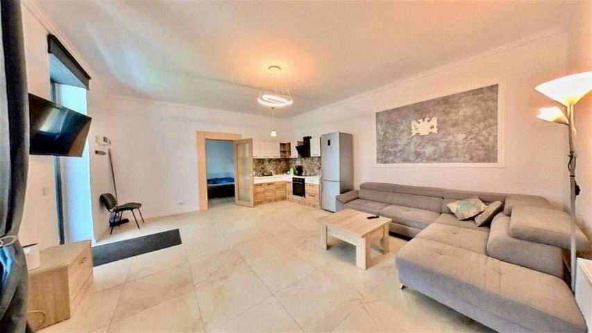 Appartement de vacances pour 3 personnes, avec Balcon et Jacuzzi ainsi que Terrasse et Jardin
