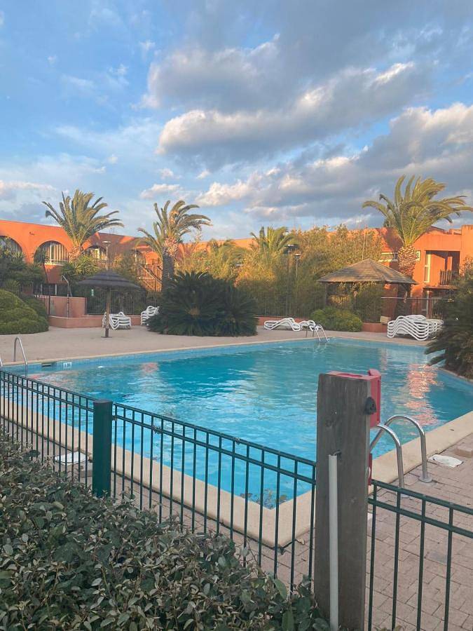 Location de vacances pour 6 personnes, avec terrasse ainsi que jardin et piscine dans Casino du Cap d'Agde