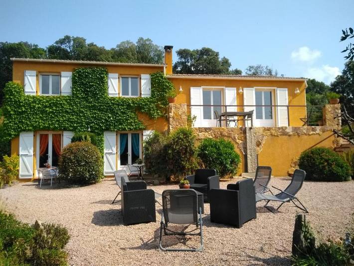 Chambre d’hôte pour 3 personnes, avec Terrasse ainsi que Jardin et Vue à Albitreccia