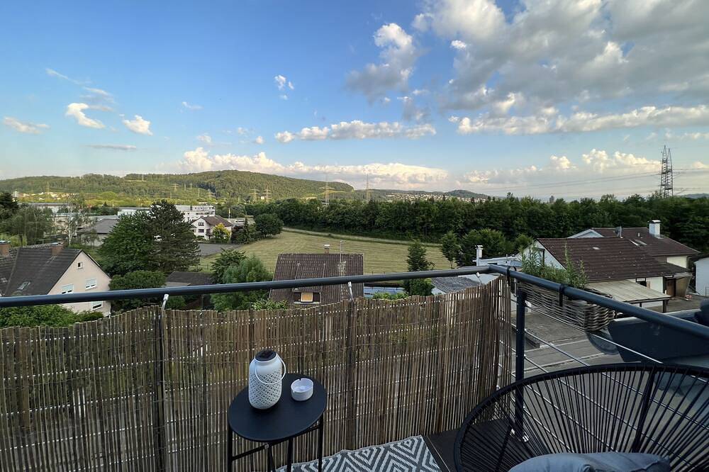 Ganze Wohnung, Blackncozy - Design Appartement mit Boxspringbett und Balkon in Lörrach, Südschwarzwald