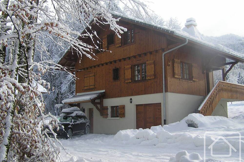 Beautiful chalet, large private garden, 5 minutes walk to ski lifts and lac bleu in Station de Morillon, Grand Massif