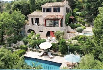 Gîte pour 6 personnes, avec jacuzzi et jardin, adapté aux familles à Châteauneuf-Grasse