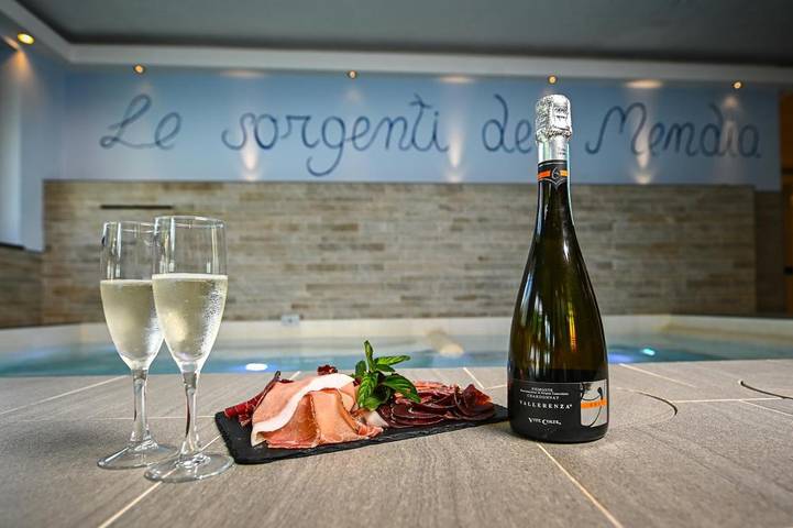 Parc de vacances pour 6 personnes, avec Terrasse et Jacuzzi ainsi que Jardin et Bassin pour enfant à Pragela