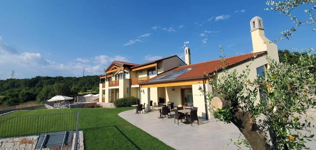 Agriturismo per 4 persone, con Balcone e Terrazza nonché Giardino e Piscina in Trieste e dintorni