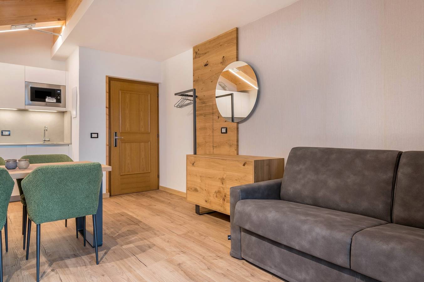 Appartamento intero, "Kamerloy Apartments - G" con vista sulle montagne, Wi-Fi, balcone e giardino in Campitello di Fassa, Dolomiti Superski