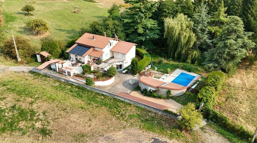 Gîte pour 5 personnes, avec jardin ainsi que vue et piscine à Augerolles - 2