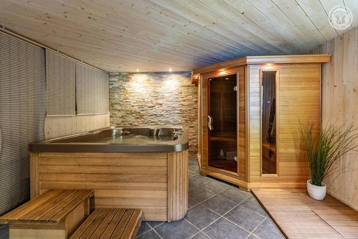Location de vacances pour 7 personnes, avec sauna ainsi que jacuzzi et terrasse, animaux acceptés à La Compôte - 3