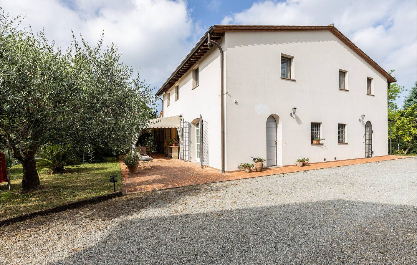 Cozy Apartment with A/C, Parking, Garden & Kitchen in Pontedera, Pisa Province
