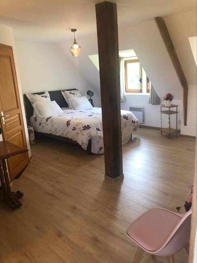 Location de vacances pour 2 personnes, avec vue ainsi que jardin et terrasse à Saint-Étienne-la-Thillaye - 2