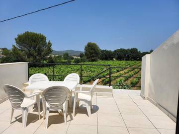 Gîte pour 2 personnes, avec vue et terrasse, animaux acceptés à La Crau
