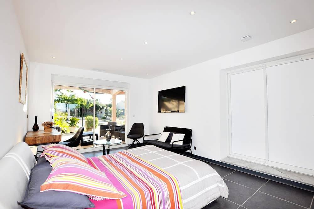 Near Torreilles beach, villa with swimming pool, equipped summer kitchen, Wi-Fi in Pia, Côte d'Améthyste