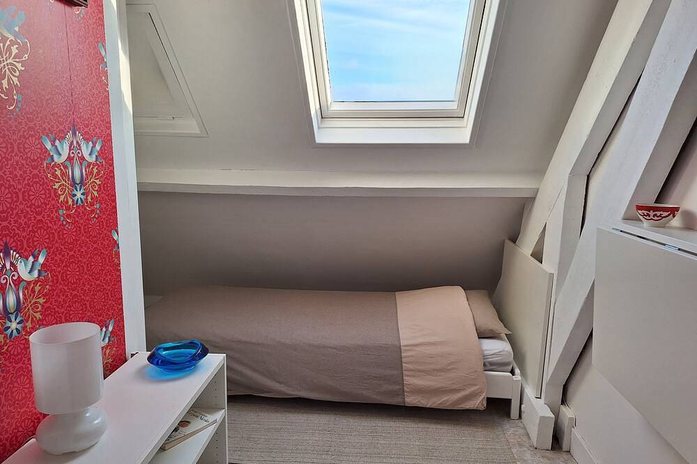 Hypercentre, jolie chambre indépendante nichée sous les combles in Tours, Région de Tours