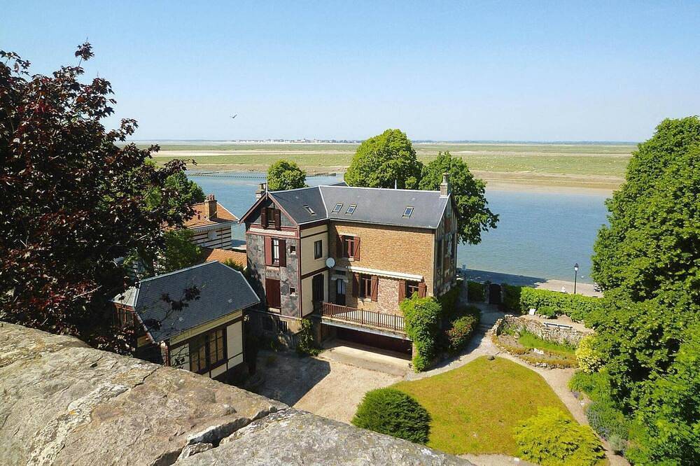 Entire apartment, Beachside Flat with Sunny Patio in Cayeux-sur-Mer, Abbeville region