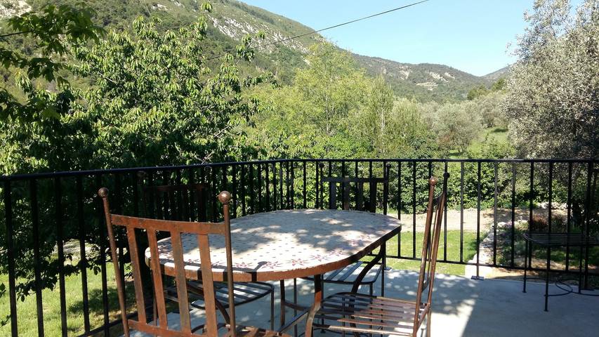 Casa vacanze 'Gabriel' con vista sulle montagne, terrazza privata e Wi-Fi in Buis-les-Baronnies, Nyons e dintorni