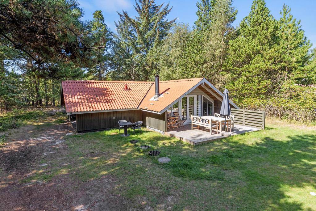 Charmantes Ferienhaus mit Kaminofen im Wald in Ho in Blavand, Varde Region