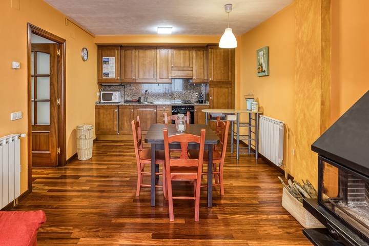 Entire apartment, Cal Tatanet Holiday Apartment in Sant Pau de Segúries, Catalan Pyrenees
