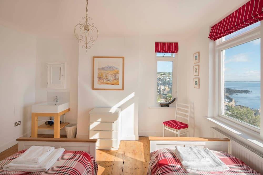 Light filled home from home with spectacular panoramic sea views of Mounts Bay in Mousehole, Cornwall