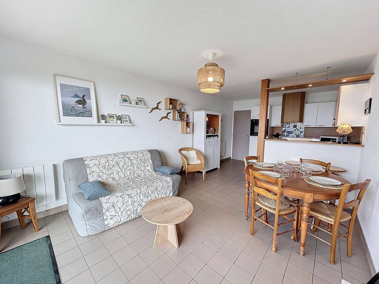Apartamento entero, Apartamento en Primera Línea de Playa con Terraza Privada y Acceso Directo al Mar in Jullouville, Côte de la Déroute