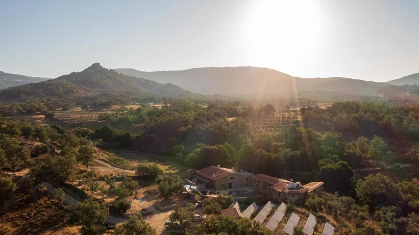 Hôtel pour 3 personnes, avec jardin et piscine ainsi que vue et terrasse, animaux acceptés - 1