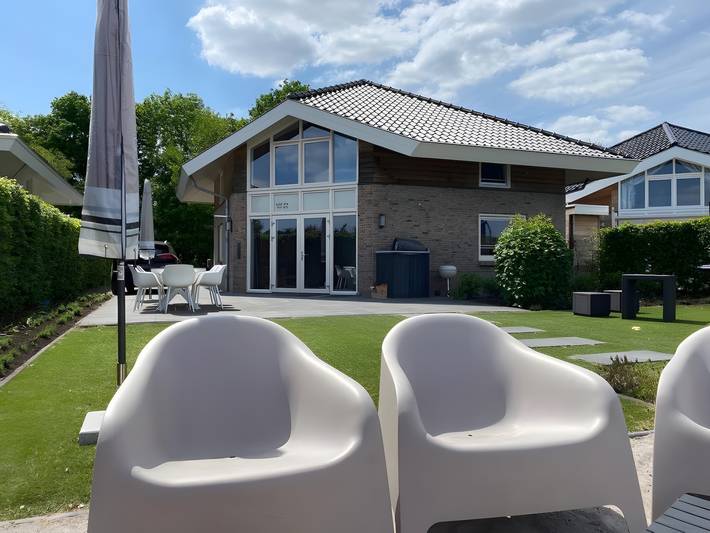 Holiday Home 'Beachvilla with Sauna' with Lake View, Wi-Fi and Air Conditioning in Twente