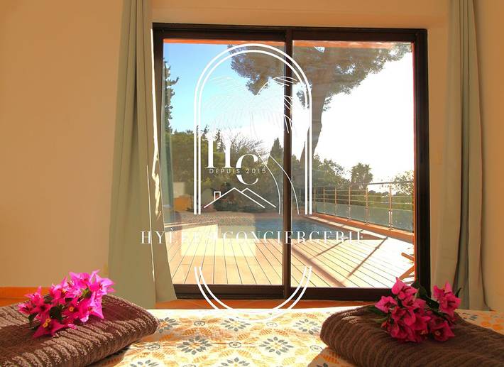 Gîte pour 12 personnes, avec piscine ainsi que terrasse et jardin, adapté aux familles dans Plage Font Brun Carqueiranne - 4