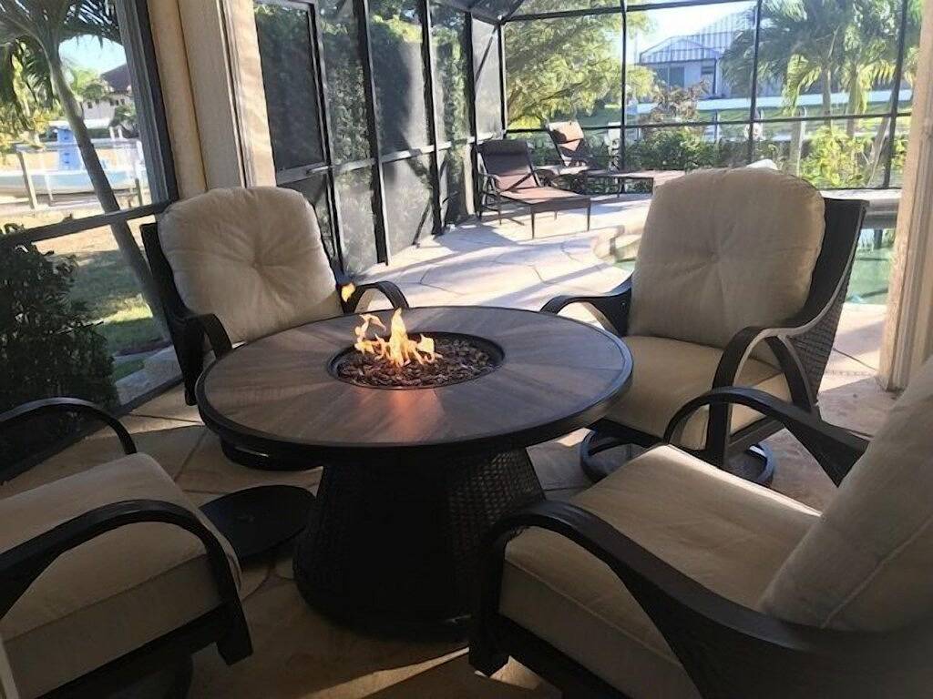 Beginnen Sie Ihren Traumurlaub in diesem wunderschönen Haus auf den Punta Gorda-Inseln. Wenn Sie Ihren Sorgen entfliehen und sich entspannen möchten, ist dies das ultimative Zuhause für Sie. in Punta Gorda Isles, Punta Gorda